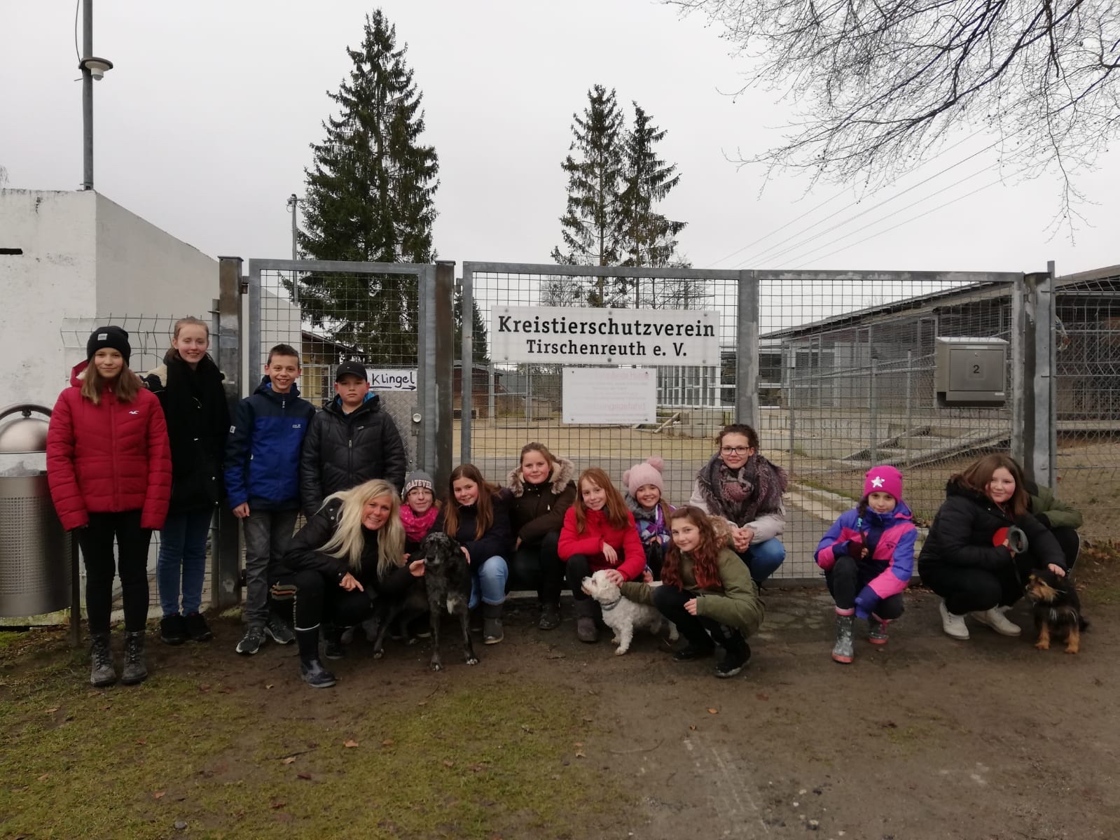 Weitere Schülergruppe startet zweite Exkursion ins Tierheim